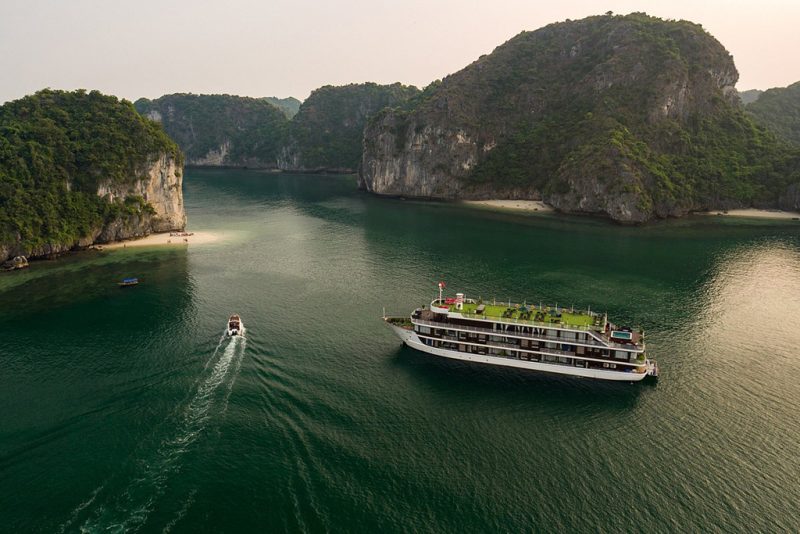 La Casta Regal Cruise sailing in Ha Long Bay