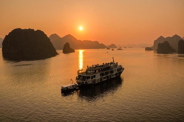 Mon Cheri Cruise on Halong Bay at sunset