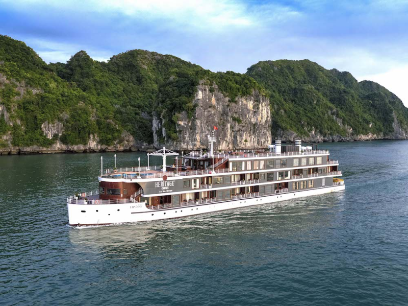 Heritage Cruise Binh Chuan sailing through Ha Long Bay